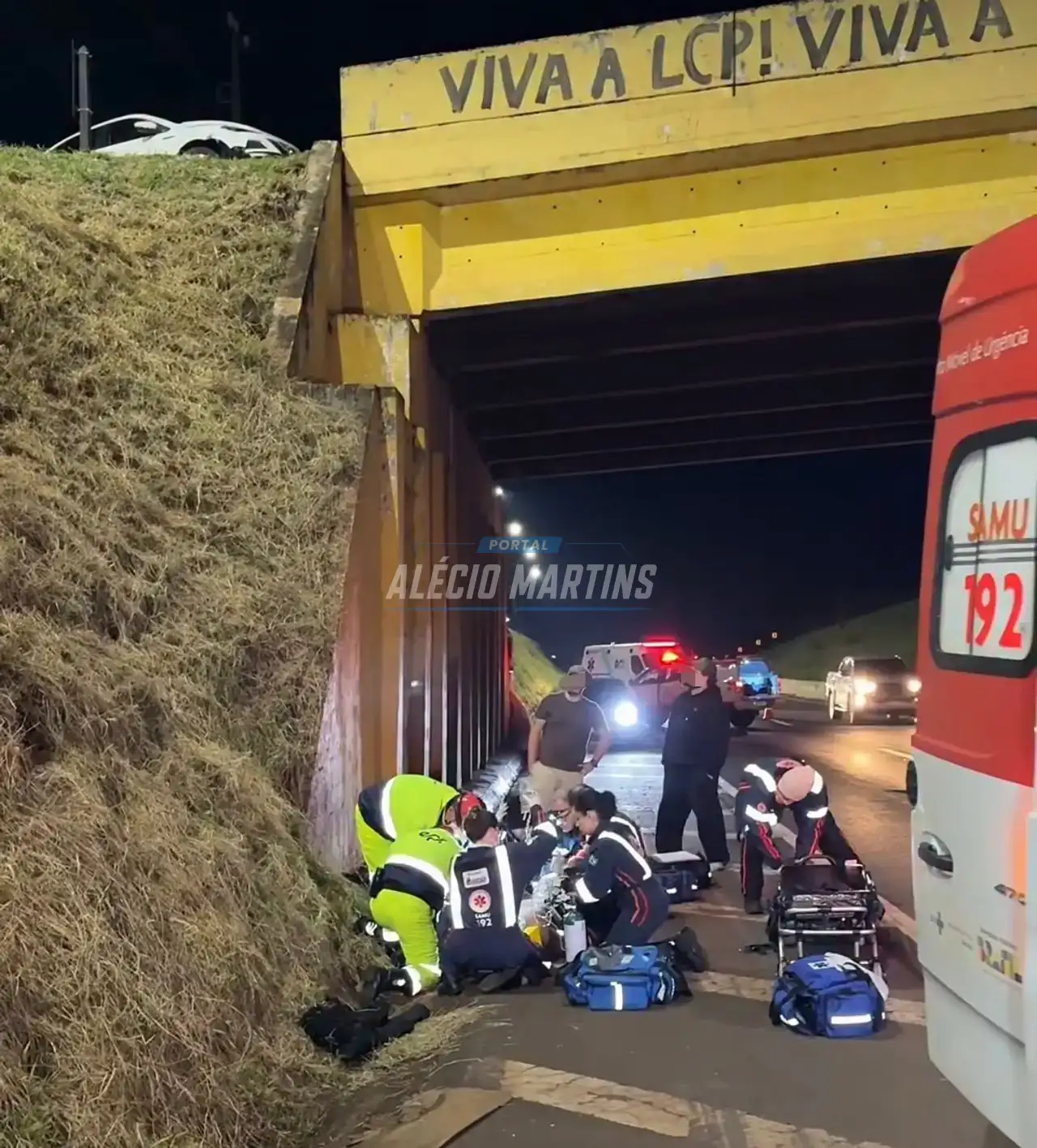 Motociclista cai do viaduto do aeroporto após colisão com carro e fica gravemente ferido na PR-317