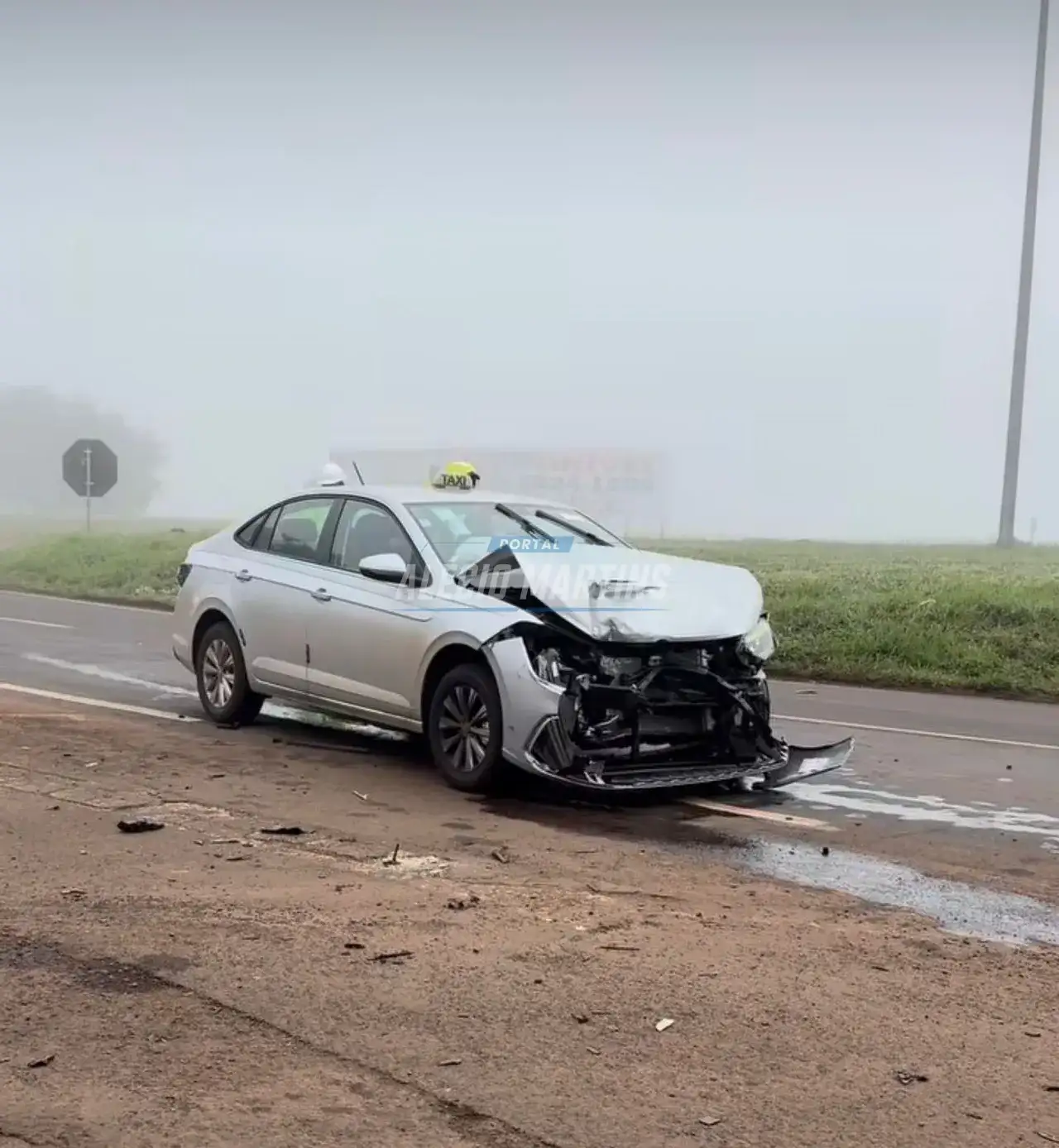 Duas pessoas ficam feridas em violenta colisão frontal no trevo de Floresta