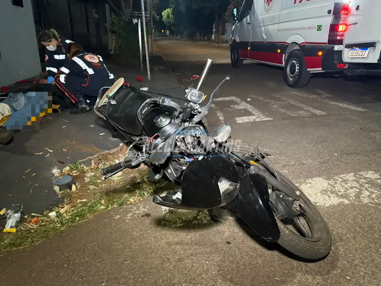 Adolescente fica ferido após colisão entre duas motos em cruzamento de Paiçandu