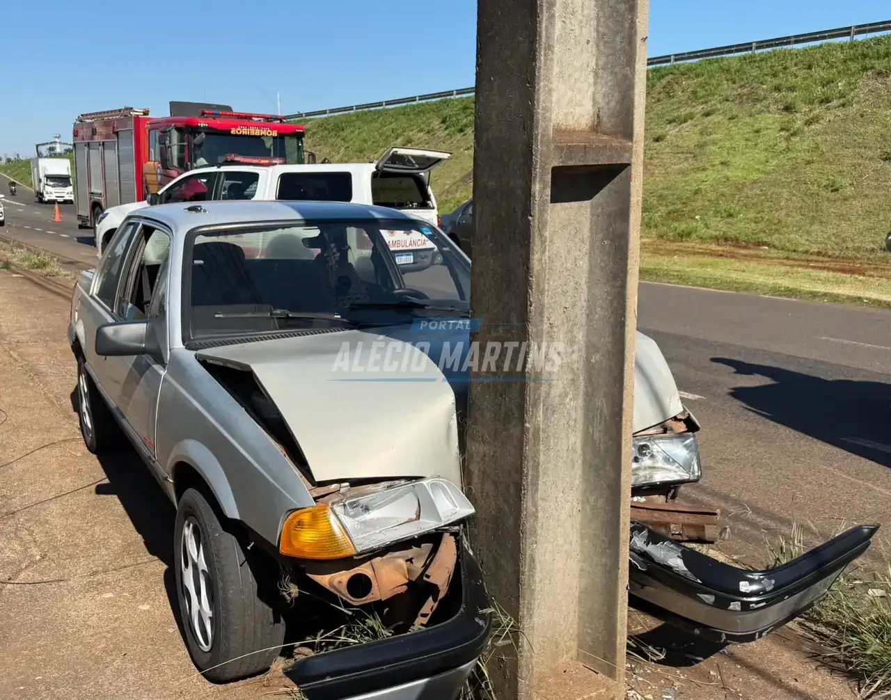 Motorista fica ferido após Monza bater contra poste em Paiçandu
