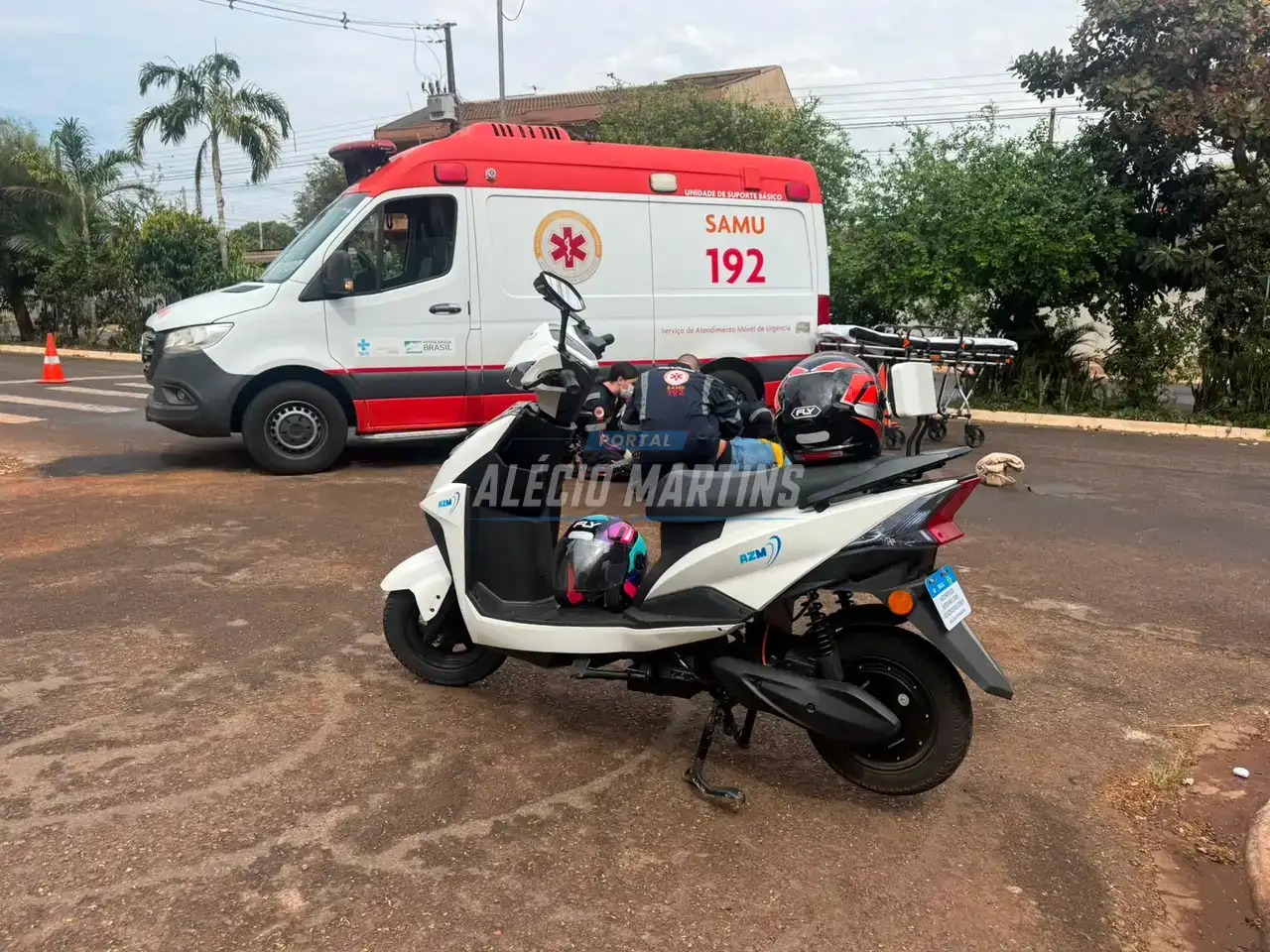 Mãe perde controle de scooter elétrica e sofre queda com filho na garupa em Paiçandu; por sorte ambos usavam capacete