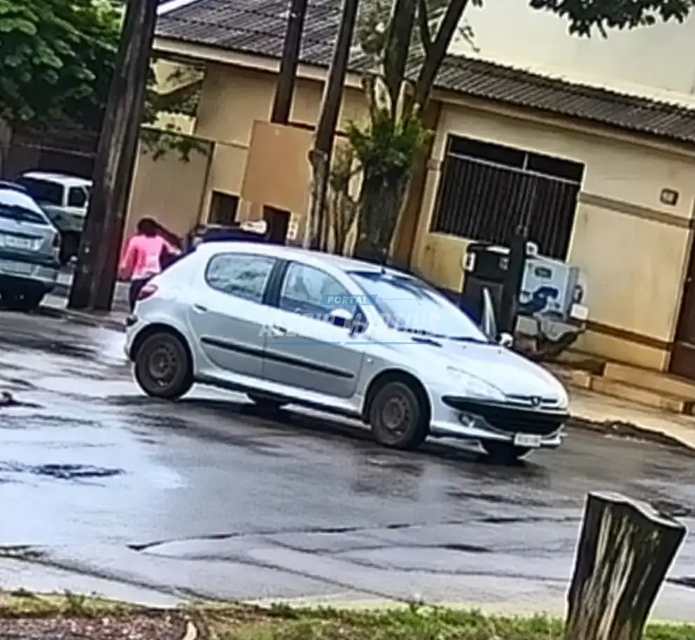 Mulher pula de carro em movimento para escapar de assalto em Paiçandu; homem é preso em Maringá