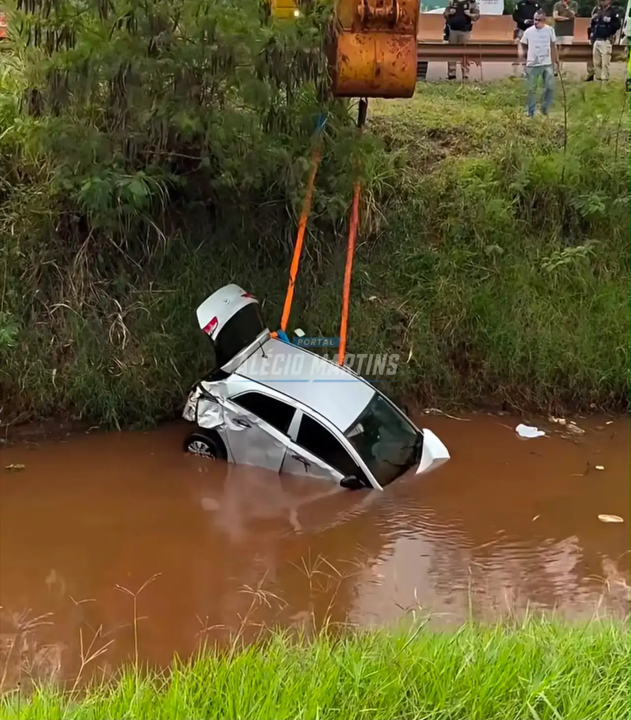 Três mulheres morrem após carro capotar e cair em escoamento de água às margens da BR-376