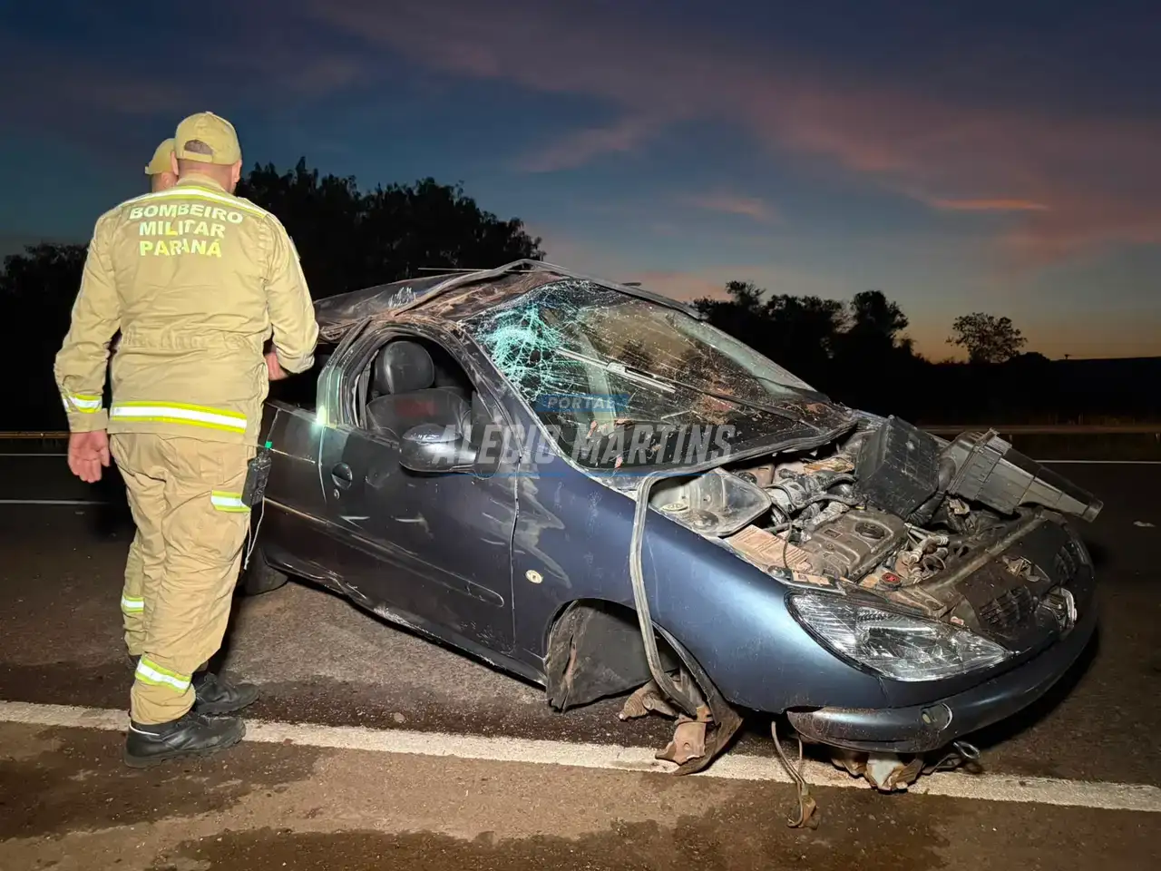 Passageiro fica ferido após carro capotar várias vezes na PR-323 entre Água Boa e Doutor Camargo