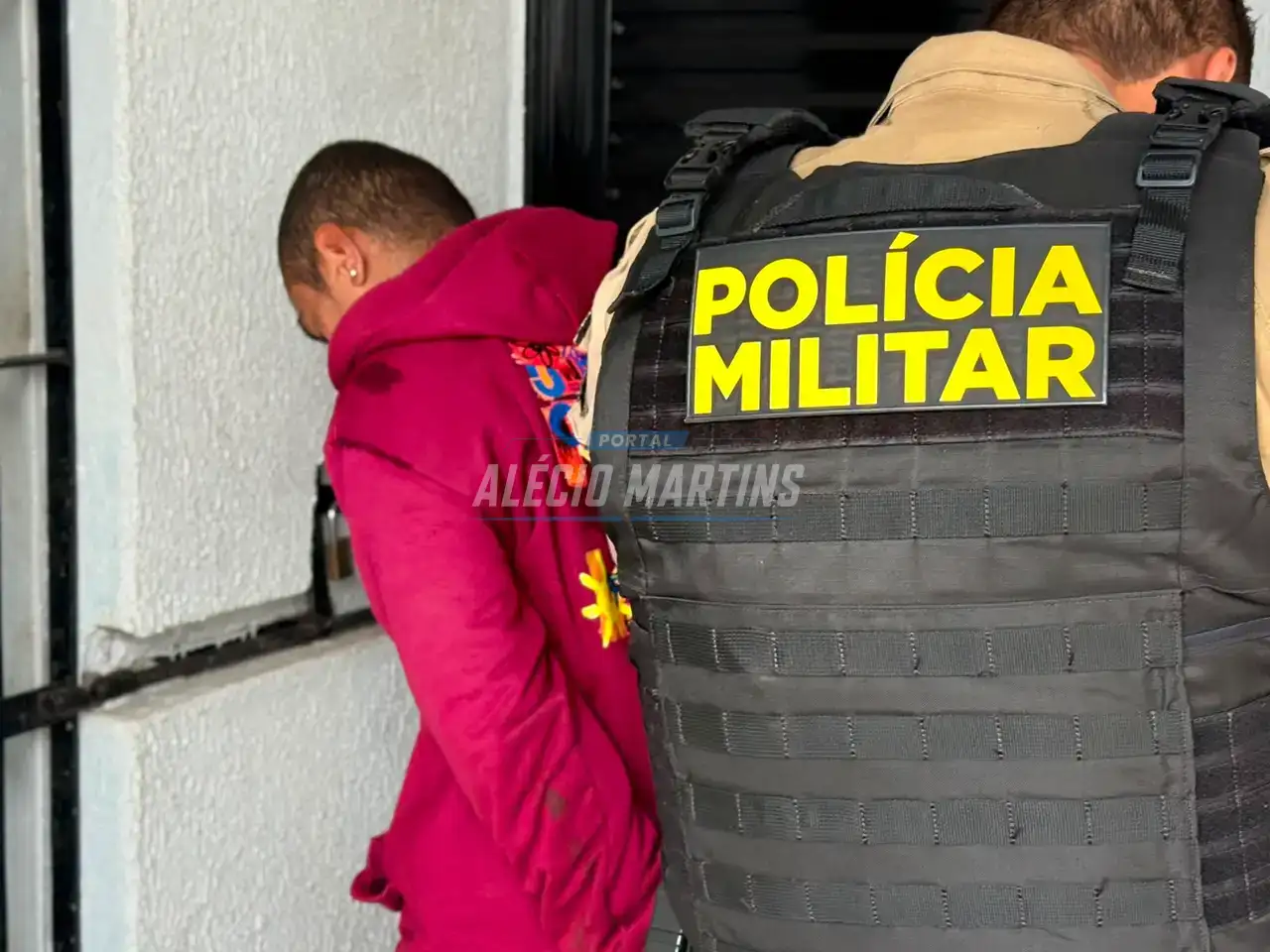 Suspeito de diversos furtos inclusive a uma igreja é preso pela PM em Floresta