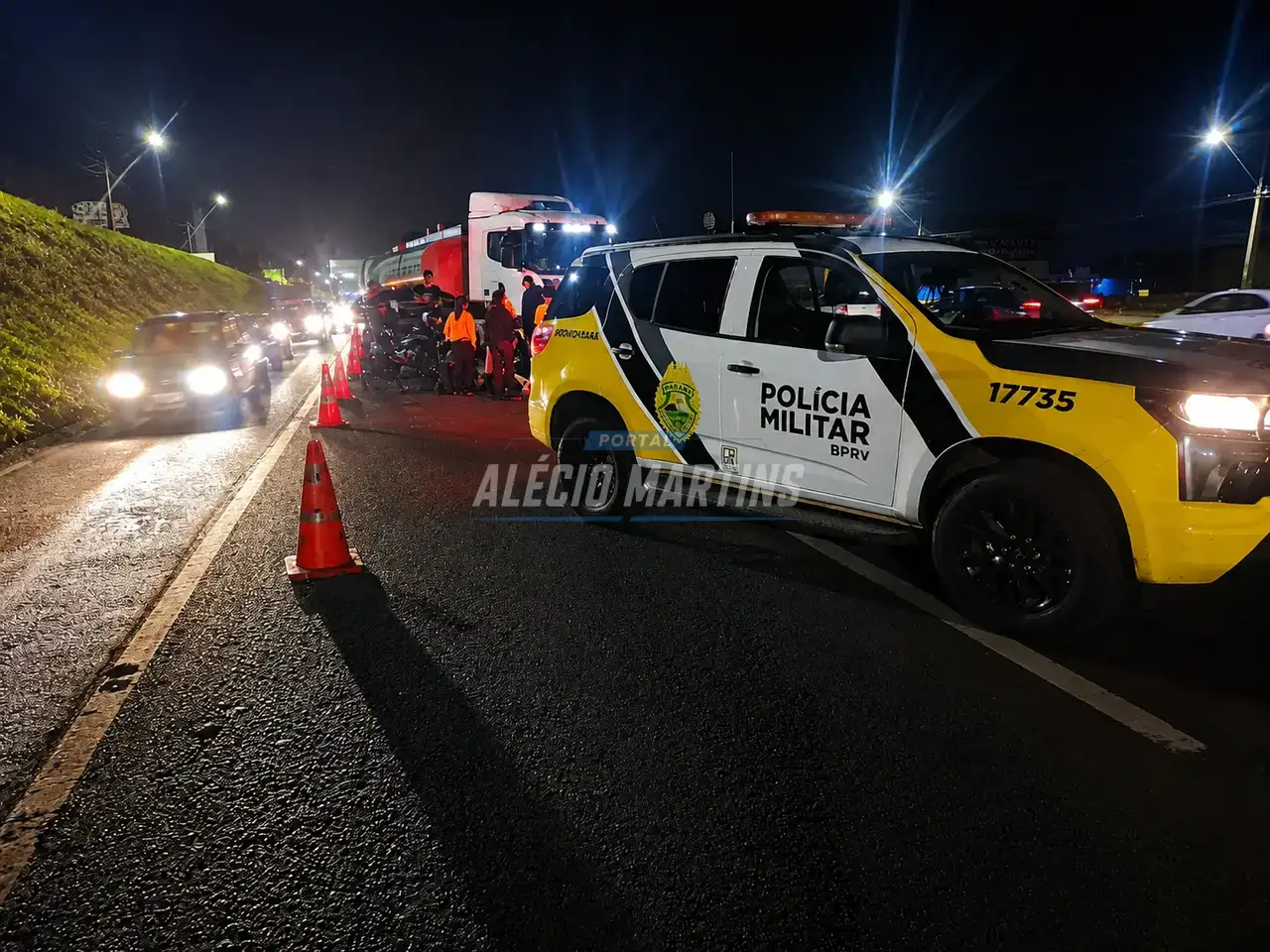 Queda de motocicleta deixa jovem ferida na PR-323 entre Paiçandu e Maringá