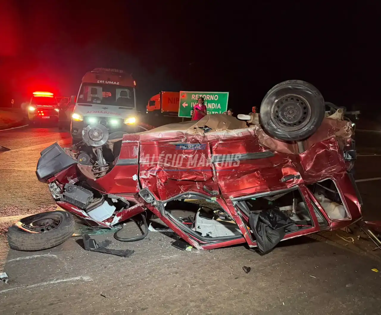Fiat Uno fica destruído e motorista é ejetado em grave acidente na PR-317, em Floresta