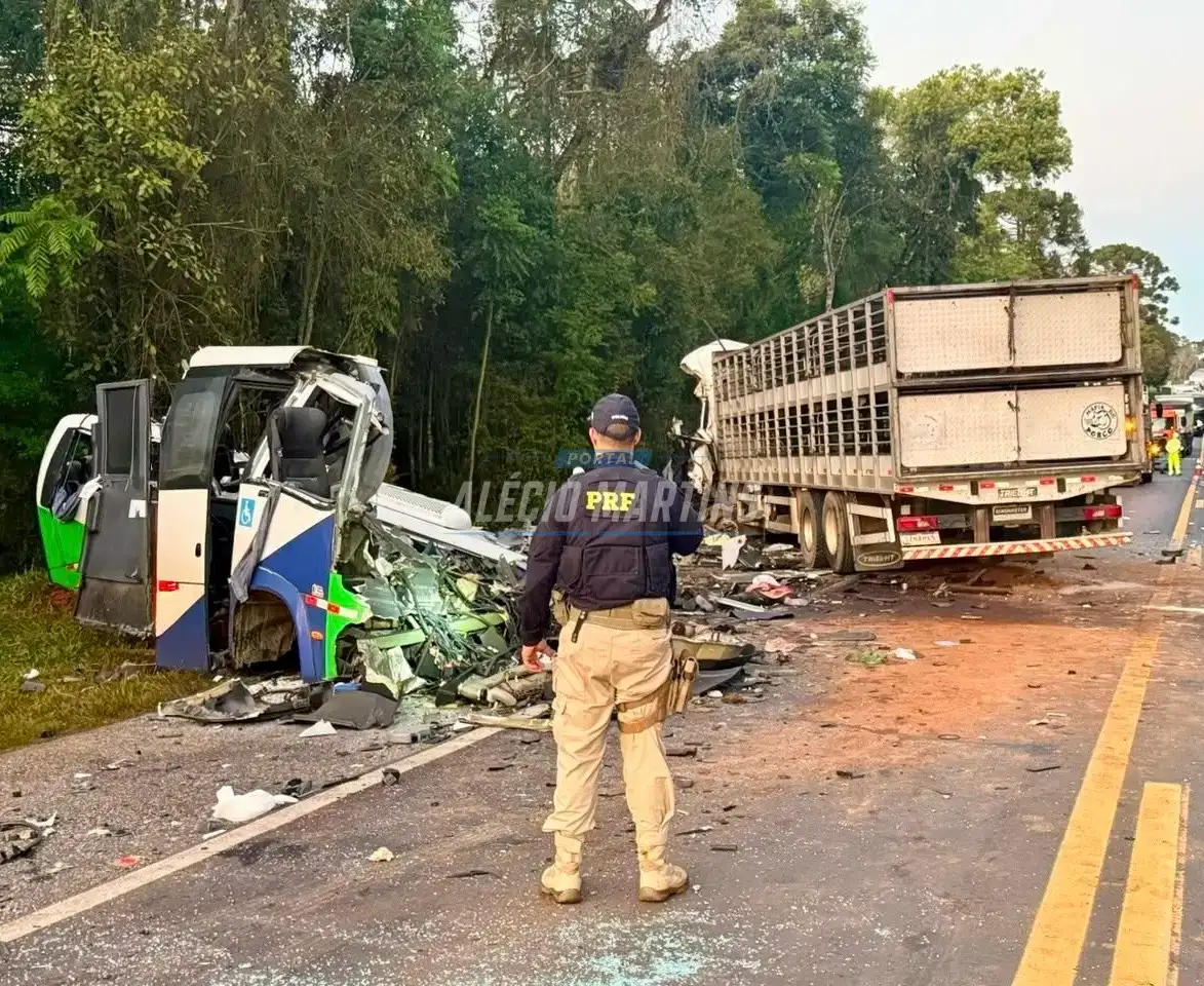 Tragédia no Paraná - Número de mortos chega a 23 após colisão frontal entre ônibus e caminhão na BR-373