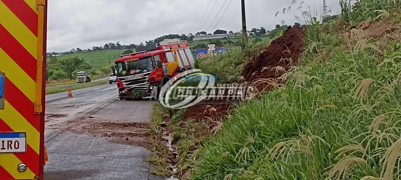 Equipe do Corpo de Bombeiros de Maringá perde o controle de caminhão após aquaplanagem