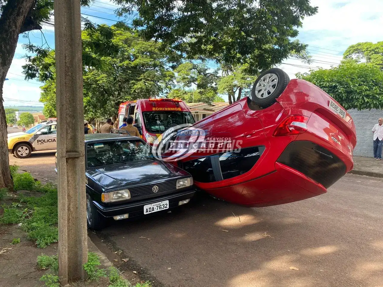 Motorista avança preferencial e provoca capotamento de veículo no centro de Paiçandu