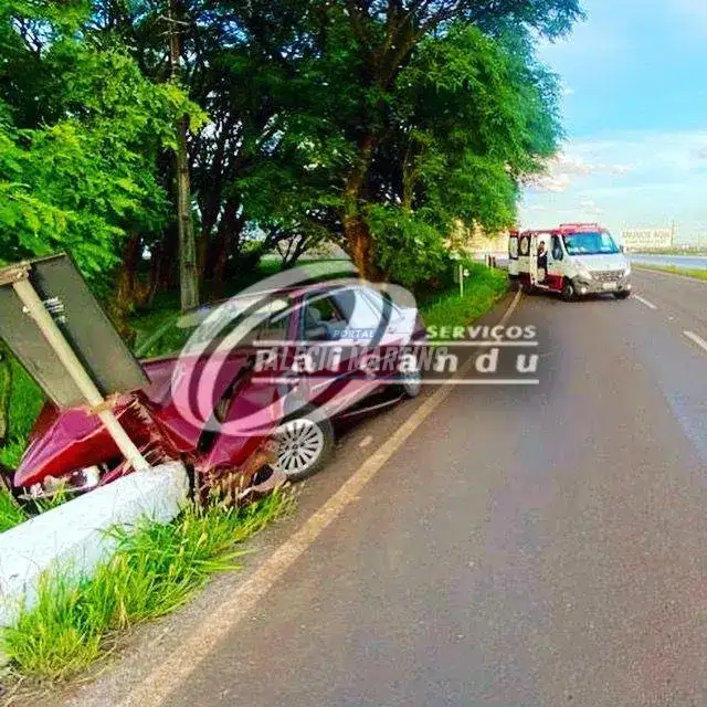 Morador de Paiçandu fica ferido ao bater carro contra placa de sinalização
