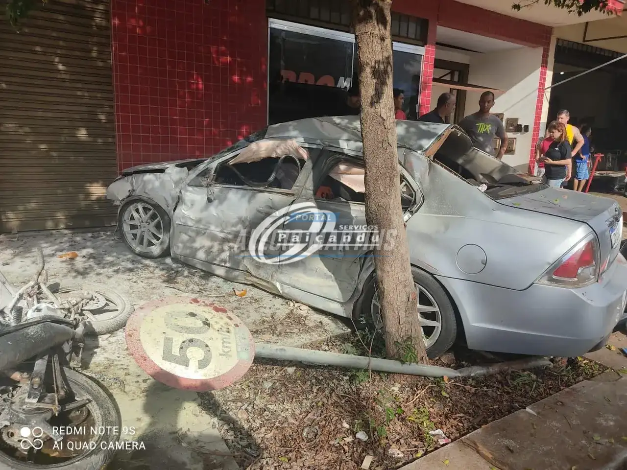 Carro suspeito de participar racha provoca acidente de grandes proporções em Maringá