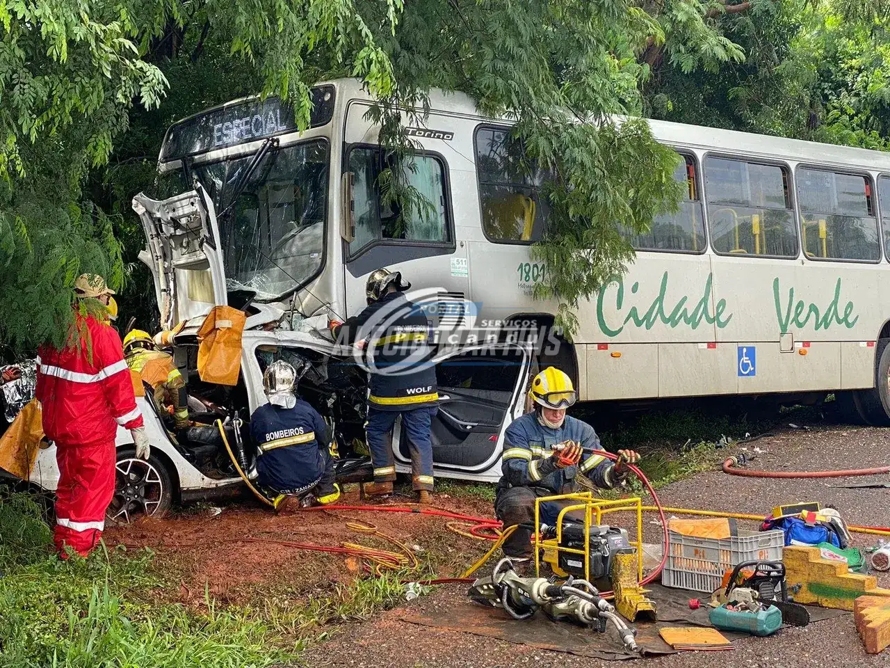 Colisão frontal entre ônibus e carro deixa casal ferido na PR-323 em Doutor Camargo. O motorista precisou ser entubado no local