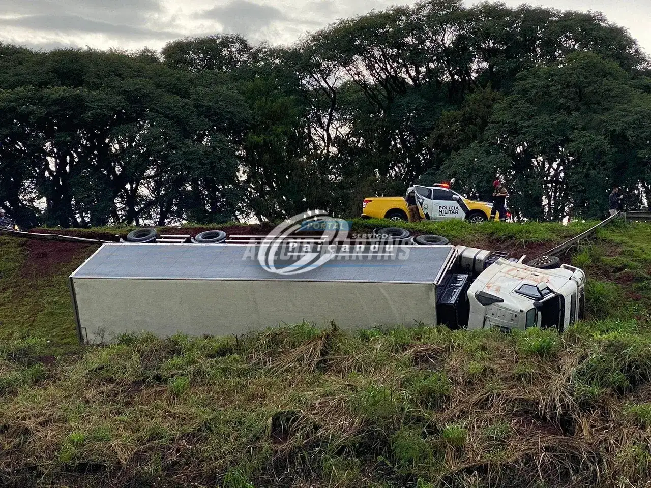 Carreta cai em ribanceira do entroncamento da PR-323 com PR-317