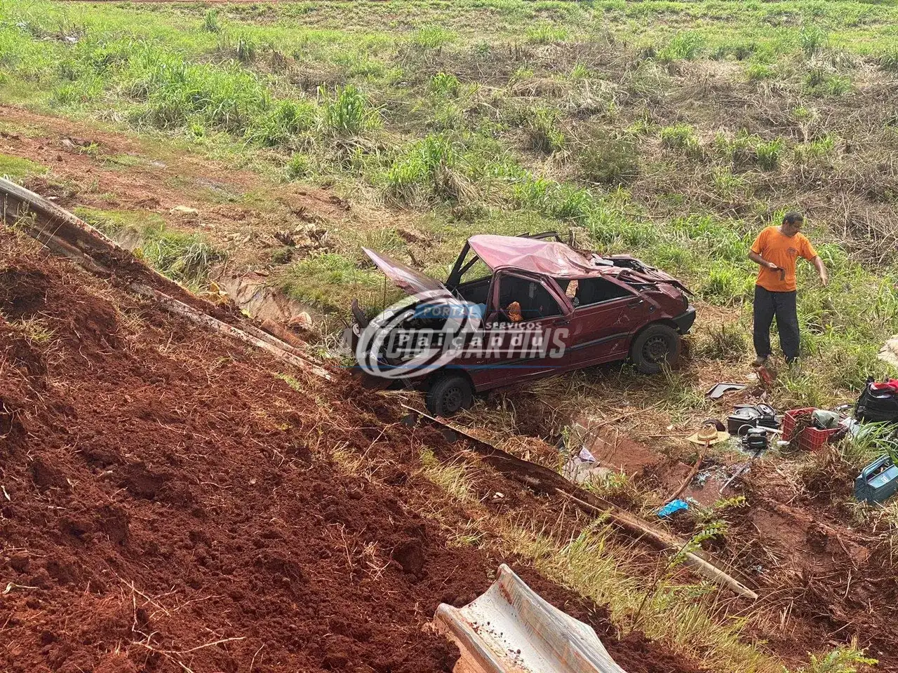 Carro capota ao cair de ribanceira no entroncamento das rodovias PR-323 com PR-317