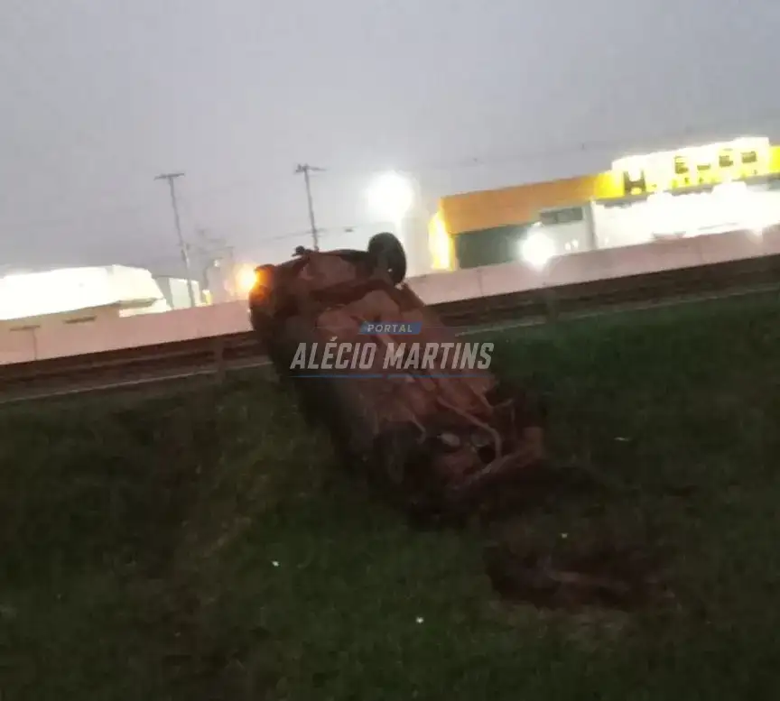Carro capota na rodovia no perímetro urbano de Paiçandu