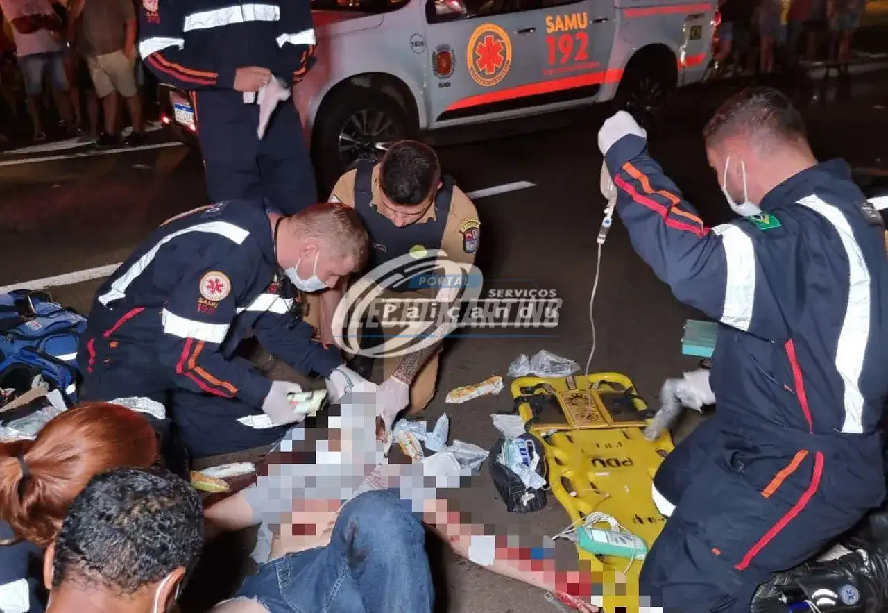 Motociclista sofre ferimentos graves após bater em veículo que capotou na rodovia em Paiçandu.