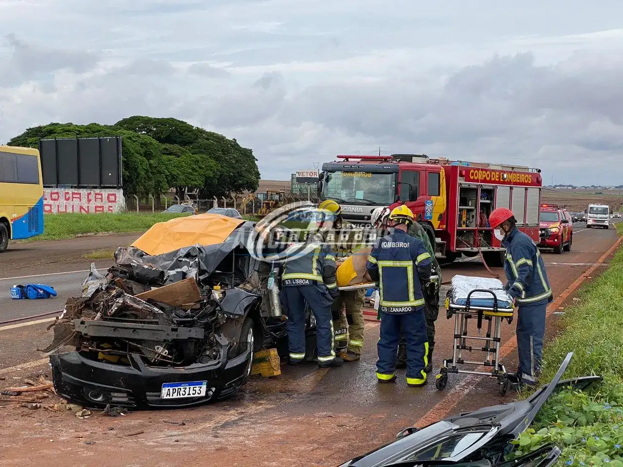 Batida violenta entre carro e caminhão deixa quatro pessoas feridas no trevo de acesso a Ivatuba