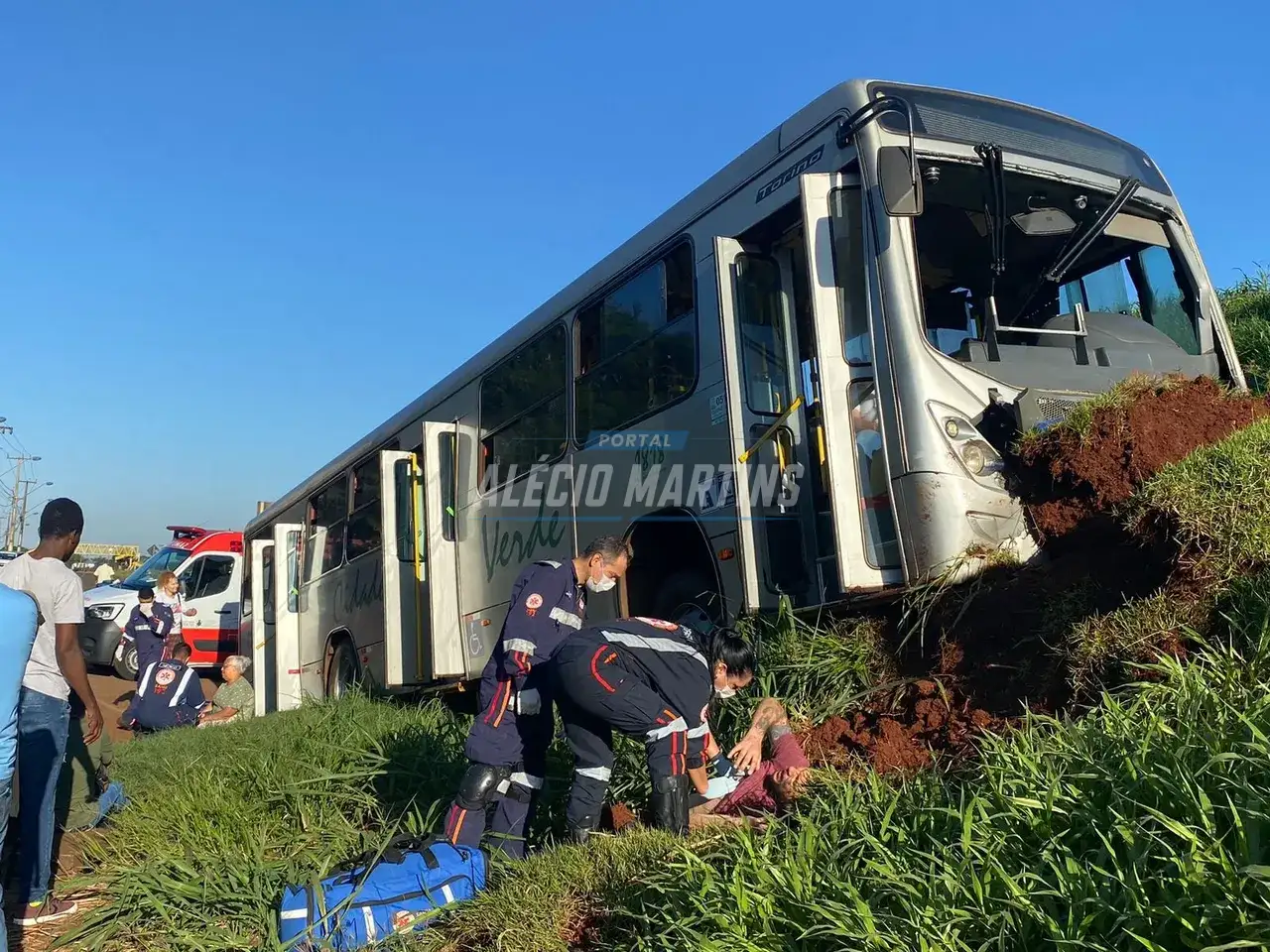 Colisão entre ônibus e moto deixa 30 pessoas feridas entre Paiçandu e Maringá