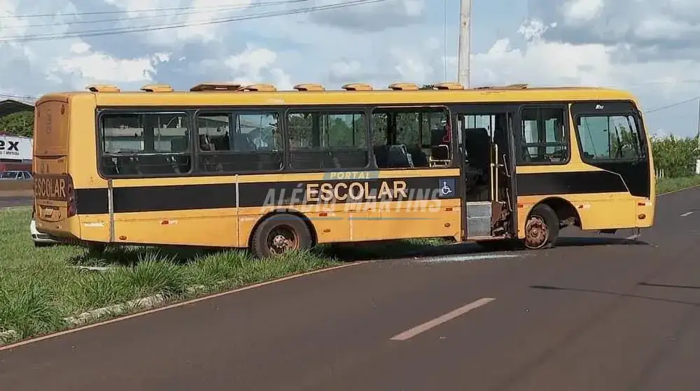 Giro pelo Brasil - Estudante assume direção de ônibus escolar lotado após motorista sofrer mal súbito e salva amigos.