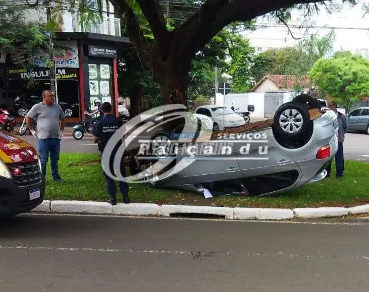 Motorista avança preferencial e causa acidente em Maringá