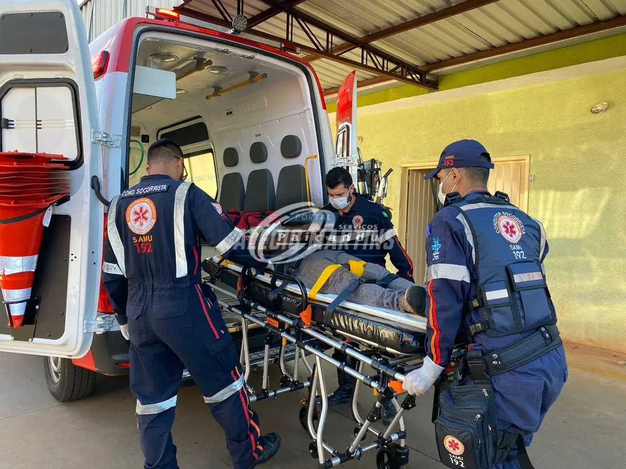 Motociclista fica ferido após desviar de cachorro na rua e bater de frente com carro em Paiçandu