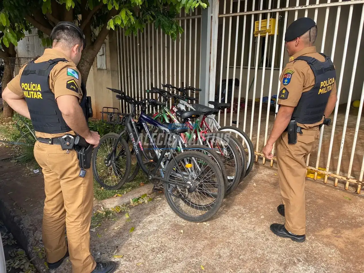 Objetos furtados de residência são recuperados pela PM. Uma pessoa foi presa por receptação