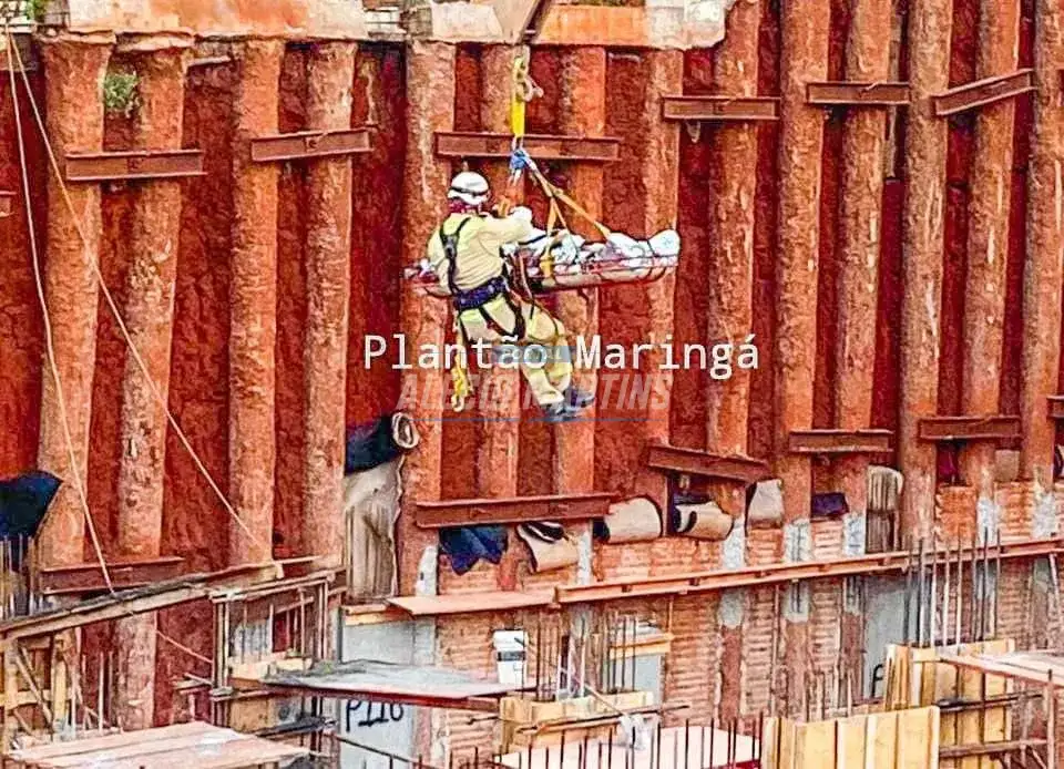 Trabalhador da construção civil é intubado após cair em buraco de fundação de prédio, em Maringá