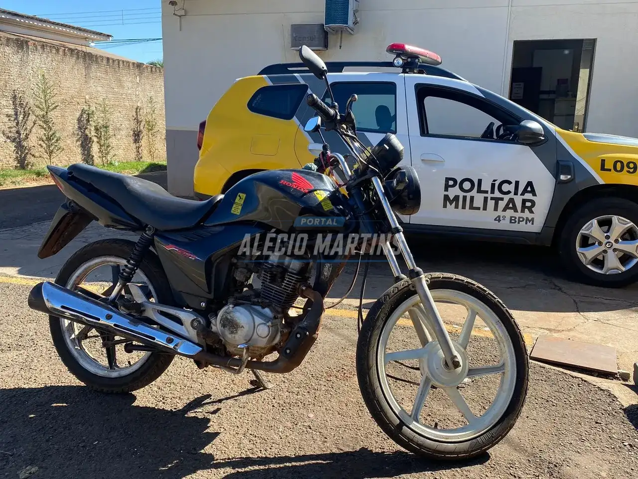 Em abordagem polícia militar recupera moto furtada, em Paiçandu. Um jovem foi preso