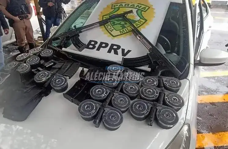 PRE apreende armas e vários carregadores até de fuzil durante abordagem na entrada de Maringá