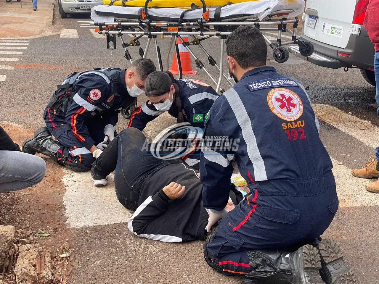 Motociclista fica ferida após carro avançar preferencial no Jardim Monte Cristo.