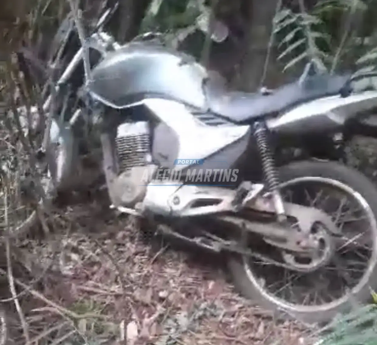 Moto furtada é encontrada em mata aos fundos do Jardim Bela Vista 2