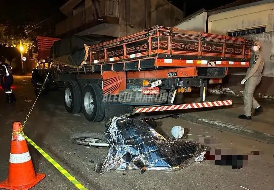 Motociclista morre após bater moto na traseira de caminhão estacionado em Sarandi