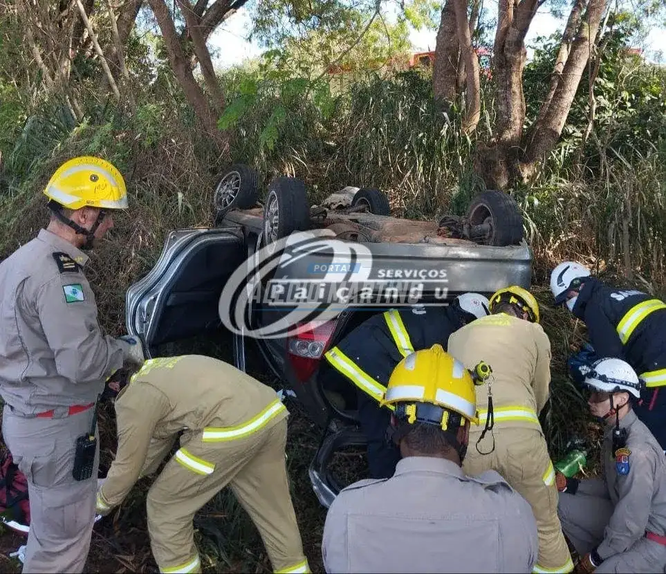 Capotamento deixa idosa ferida na PR-317 entre Floresta e Maringá