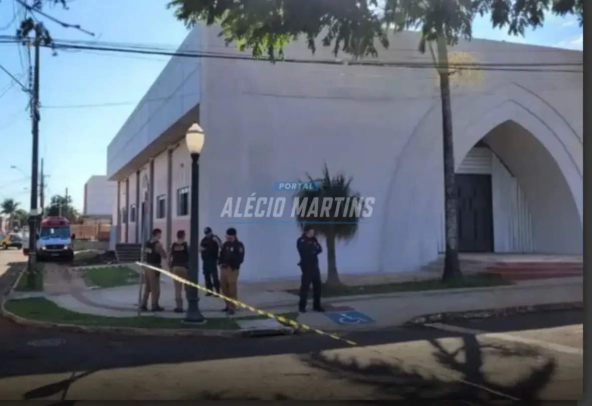 Após ameaçar cometer suicídio dentro de igreja da região, mulher se entrega. Ela se dizia apaixonada pelo padre