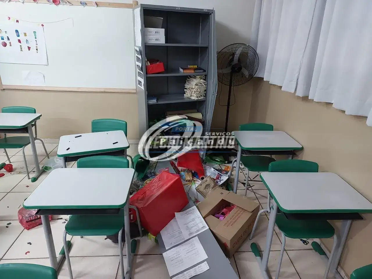 Escola e invadida e destruída em Sarandi