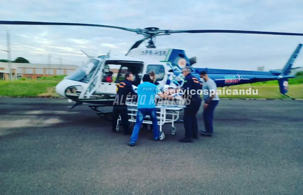 Homens são socorridos após explosão. Uma das vítimas teria jogado gasolina em lixos quando aconteceu o acidente