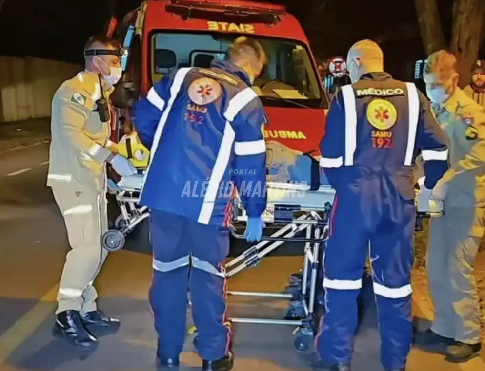 Homem fica ferido após bater moto contra poste em Maringá