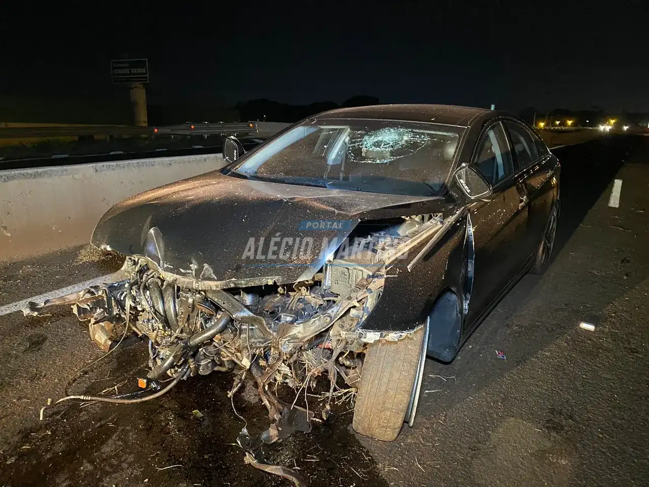 Motorista fica ferido após perder o controle do veículo e bater com violência no guard rail da PR-323