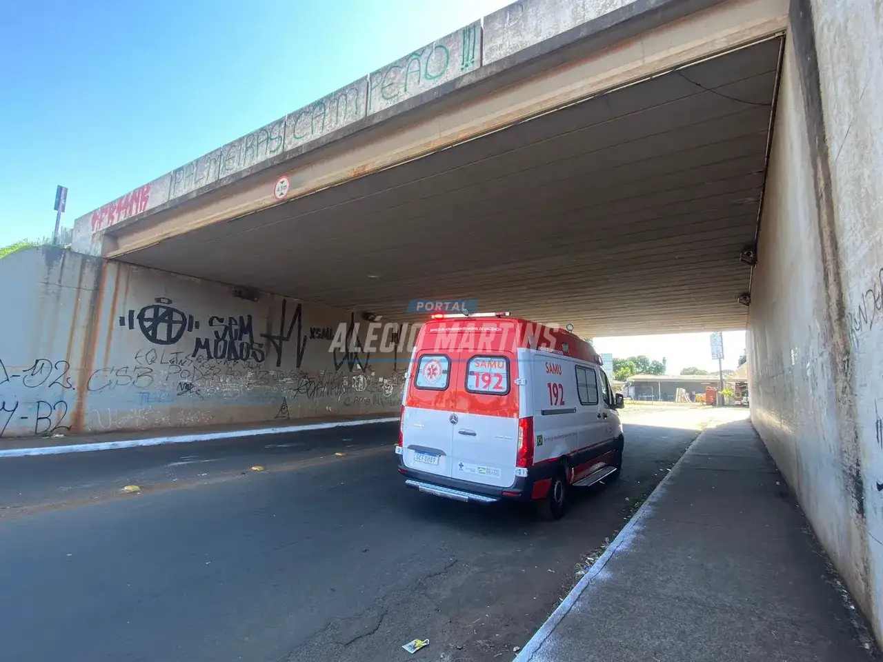 Motociclista acessa retorno do viaduto na contramão e fica ferido após colisão com carro em Paiçandu