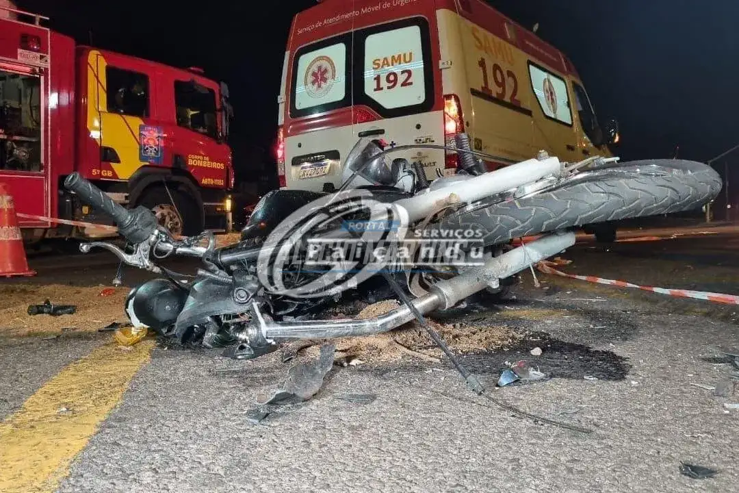 Grave - Dois jovens sofrem ferimentos graves após carro cruzar a preferencial de moto no Contorno Sul