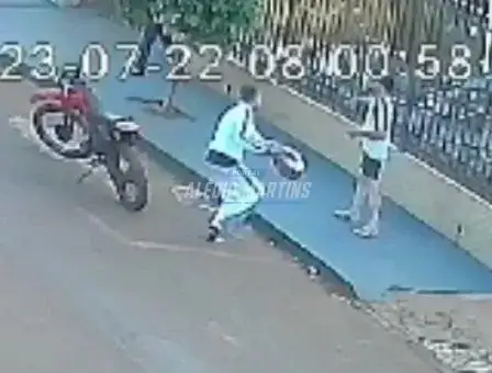 Câmera de segurança registra idoso sendo agredido pelo atual companheiro da ex-esposa. A vítima está internada na UTI