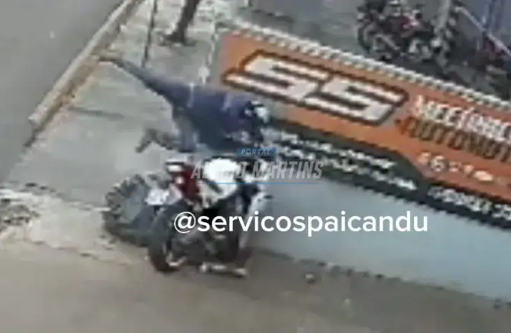 Câmera flagra motociclista sendo “fechado” por carro e na sequência batendo contra muro