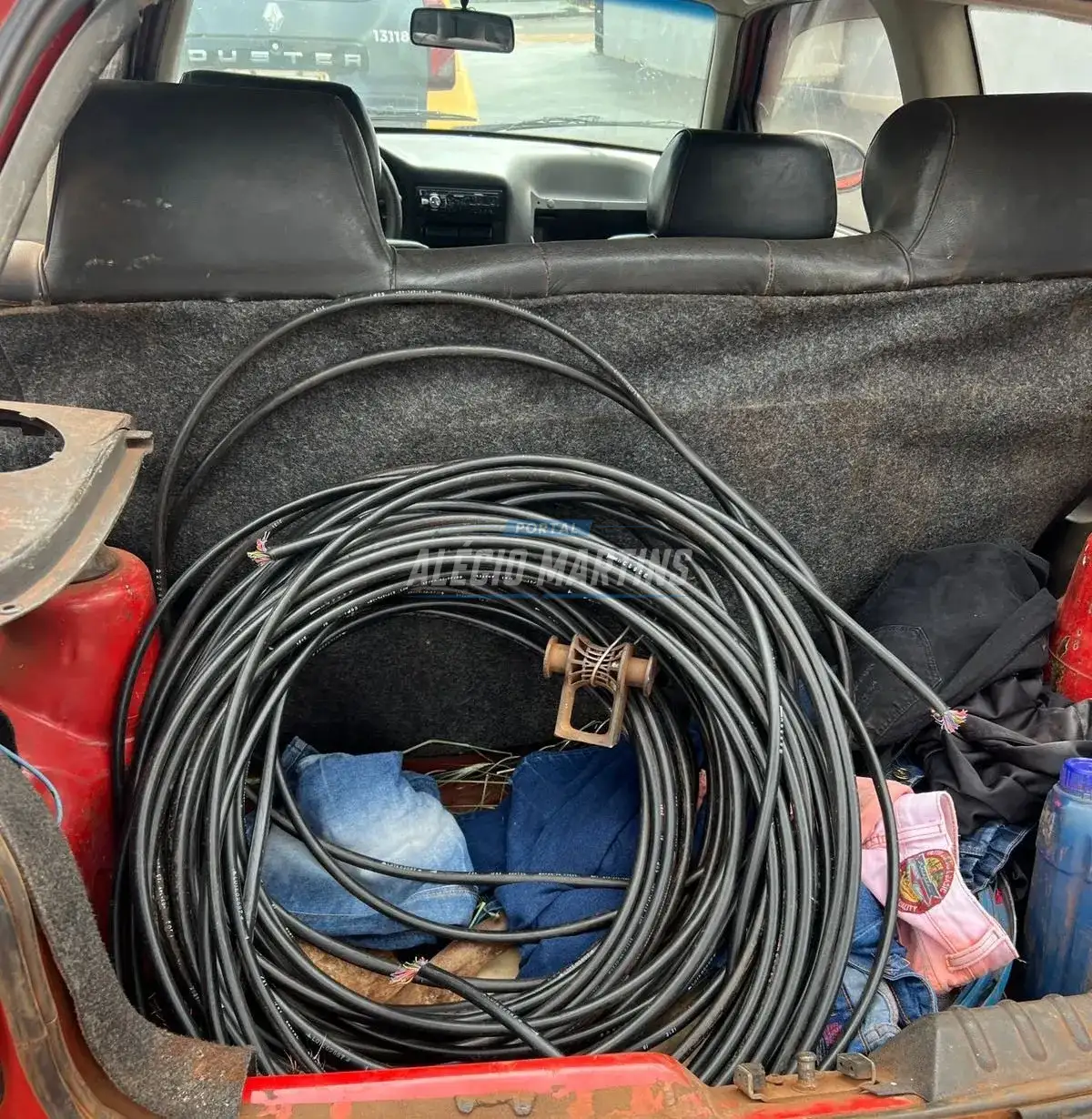 Casal transportando fios de cobre furtados de empresa de telefonia é preso pela PM, em Paiçandu