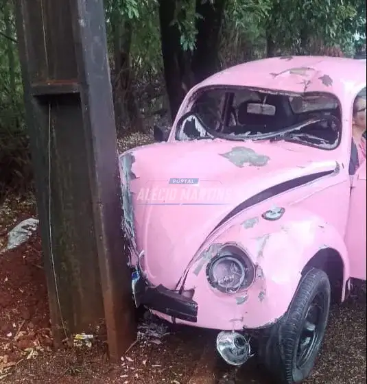 Motorista bate Fusca em poste após atropelar ciclista que cruzou a sua frente em Paiçandu