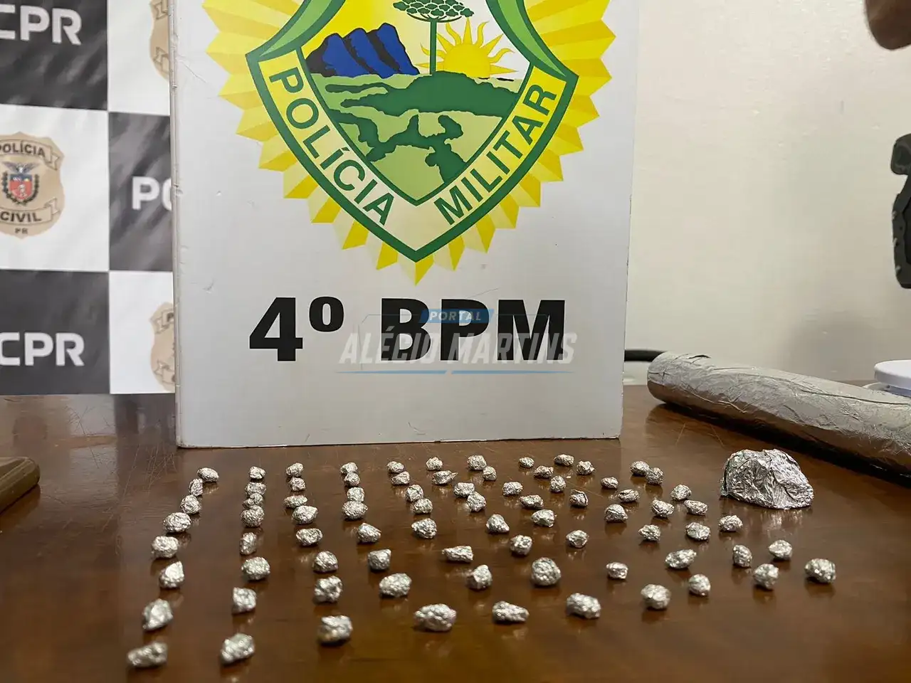 Adolescente é apreendido com pedras de crack em Paiçandu. Ele alegou que estava traficando para juntar dinheiro para tirar a mãe da cadeia