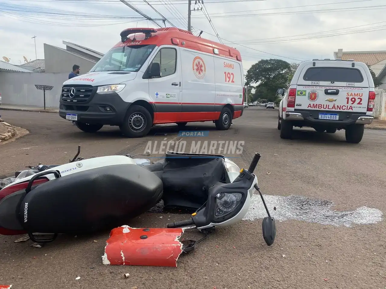 Caminhão avança preferencial e motociclista fica ferida em Paiçandu