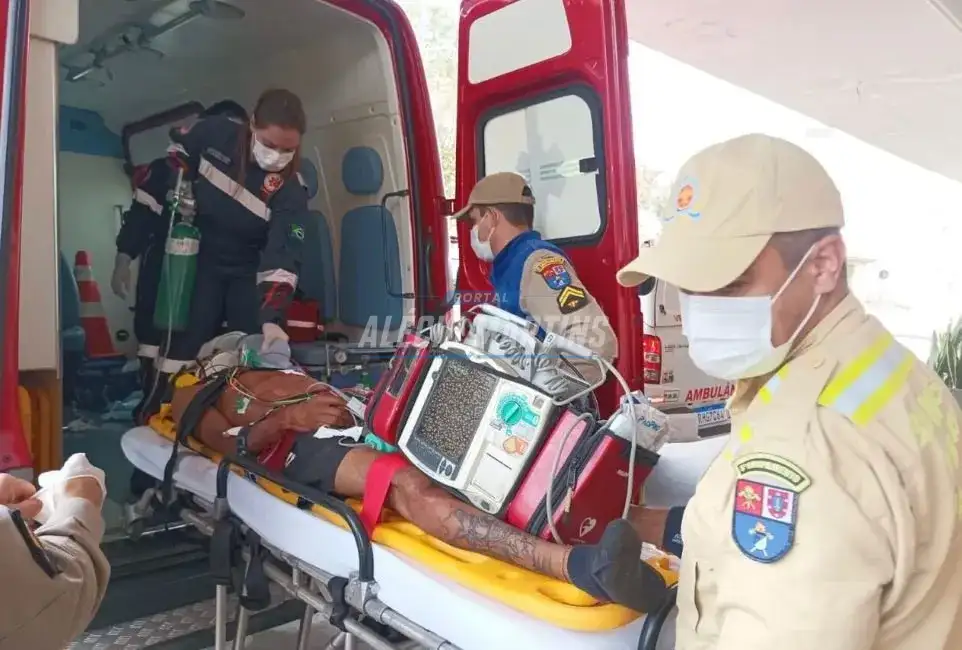 Homem é socorrido em estado grave após ter sido esfaqueado na manhã desta terça-feira em Maringá