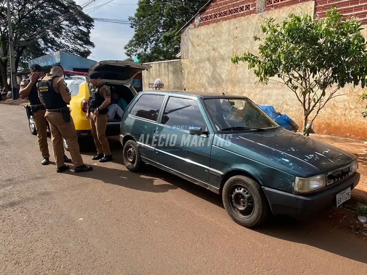 Carro furtado é recuperado pela PM de Paiçandu. Duas pessoas foram presas.