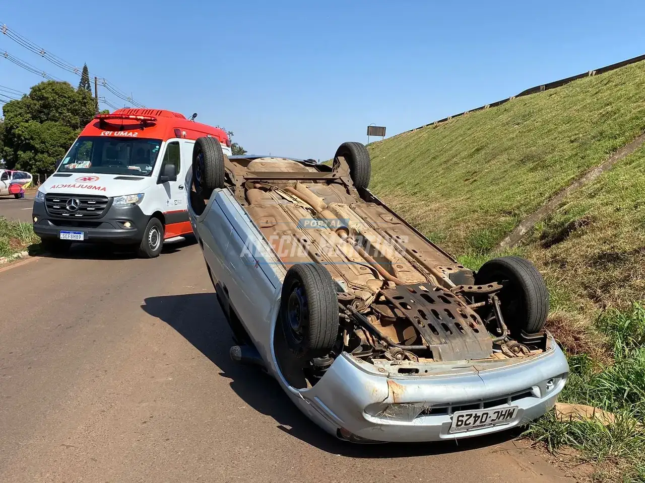 Mãe e filho de 7 anos ficam feridos após capotamento de veículo na marginal da rodovia entre Paiçandu e Maringá